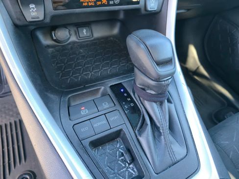 Used 2021 Toyota RAV4 XLE w/ Convenience Package image 17