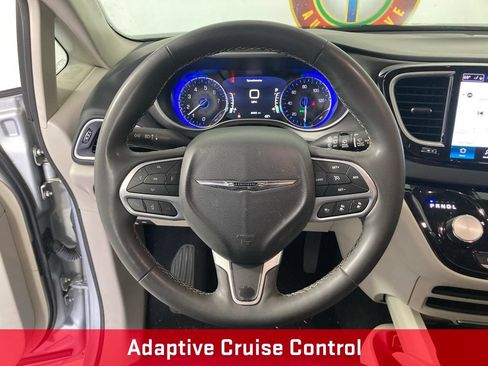 Used 2023 Chrysler Pacifica Touring-L FWD image 7