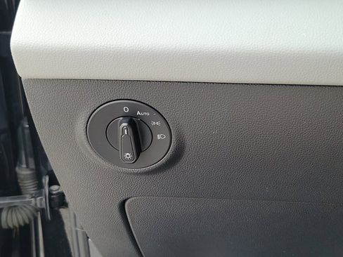 Used 2022 Volkswagen Taos SE w/ Panoramic Sunroof Package image 22