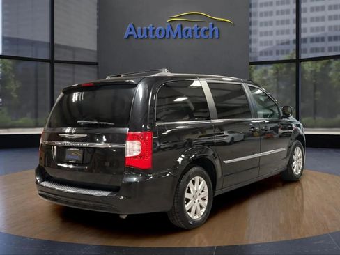 Used 2015 Chrysler Town & Country Touring FWD image 10