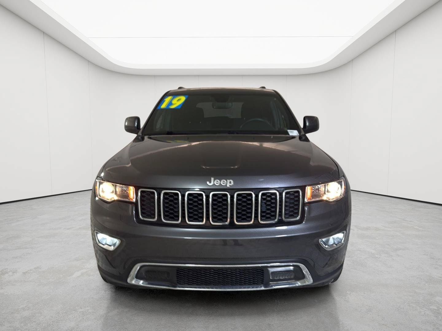 Used 2019 Jeep Grand Cherokee Laredo w/ 18" Wheel & 8.4" Radio Group AWD/4WD image 2