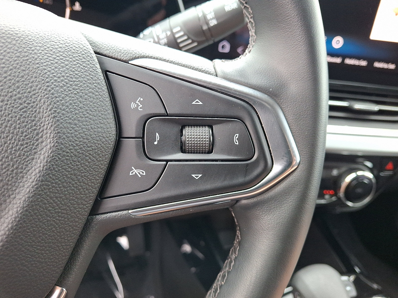 Used 2024 Chevrolet Trax LT w/ Driver Confidence Package FWD image 21