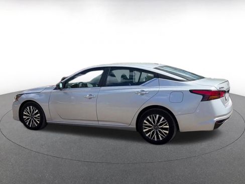 Used 2025 Nissan Altima 2.5 SV FWD image 11