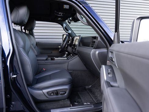 Used 2025 Lexus GX 550 w/ Accessory Package (31) image 32