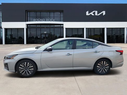 Used 2025 Nissan Altima 2.5 SV FWD image 4