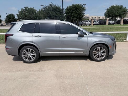 Used 2023 Cadillac XT6 Premium Luxury w/ Technology Package FWD image 3
