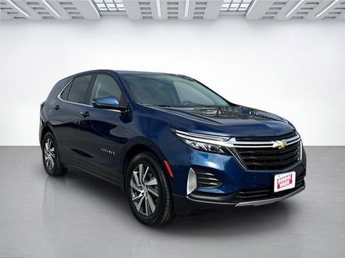 Used 2022 Chevrolet Equinox LT image 2