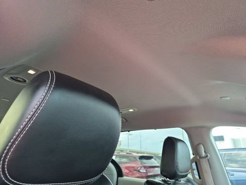 Used 2023 Chrysler Pacifica Touring-L FWD image 18