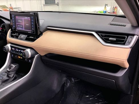 Used 2020 Toyota RAV4 XLE Premium image 18