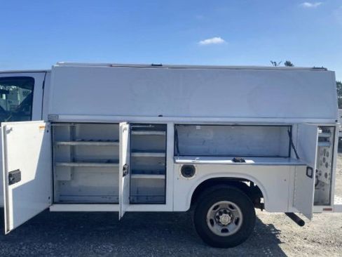 Used 2017 Chevrolet Express 3500 image 4