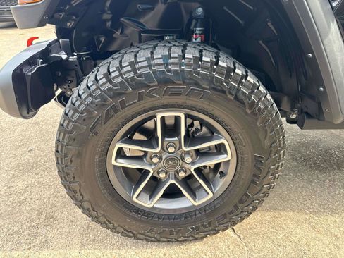 Used 2024 Jeep Gladiator Mojave w/ Technology Group image 4
