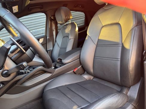 Certified 2025 Porsche Cayenne Coupe image 15