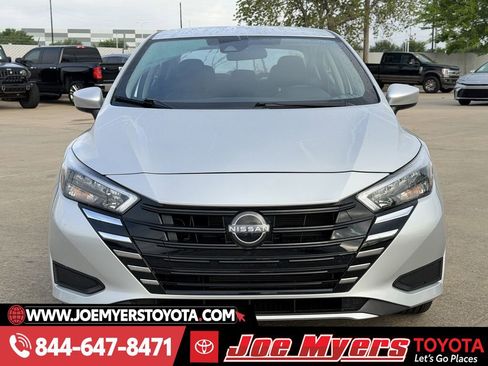 Used 2025 Nissan Versa SV image 3