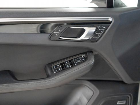 Certified 2018 Porsche Macan AWD/4WD image 17