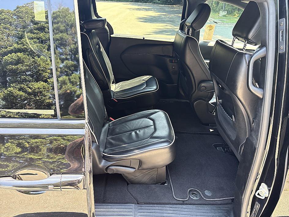 Used 2025 Chrysler Pacifica Limited FWD image 20