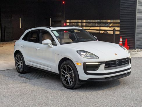 Certified 2026 Porsche Macan AWD/4WD image 7