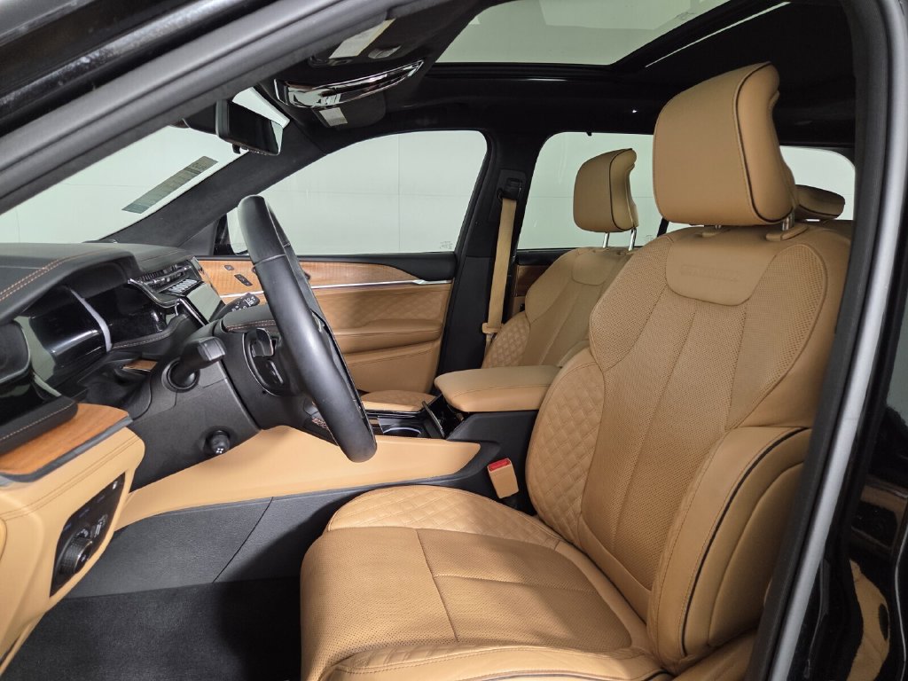 Used 2023 Jeep Grand Cherokee Summit AWD/4WD image 10