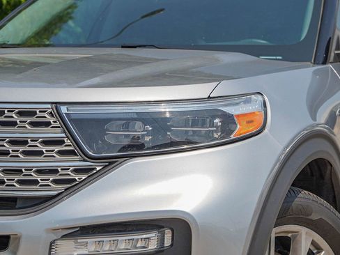 Used 2023 Ford Explorer Limited image 3