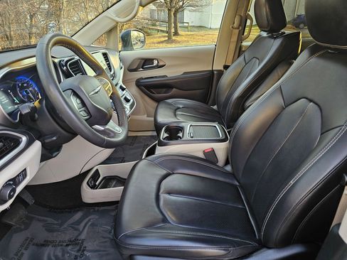 Used 2023 Chrysler Pacifica Touring-L image 18