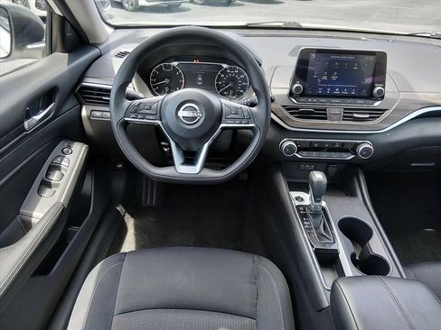 Used 2025 Nissan Altima 2.5 SV FWD image 11
