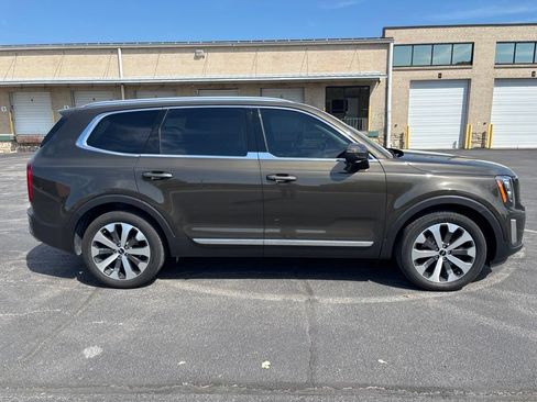 Used 2022 Kia Telluride EX w/ EX Premium Package FWD image 5