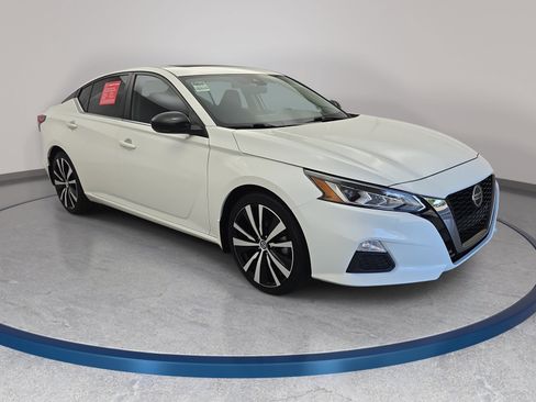 Certified 2021 Nissan Altima 2.5 SR w/ SR Premium Package FWD image 3