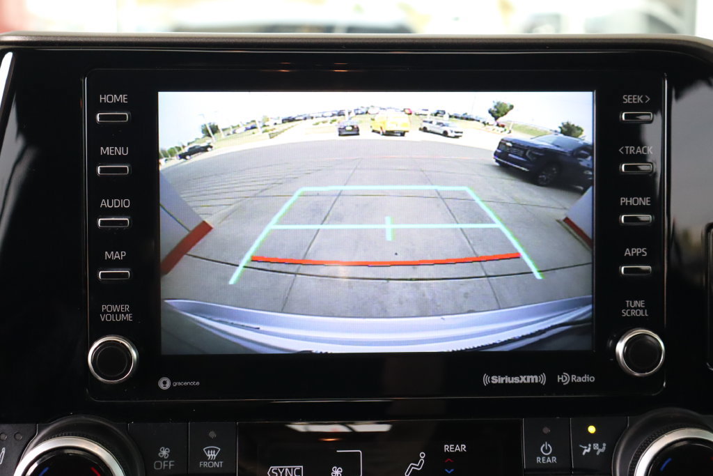 Used 2020 Toyota Highlander XLE AWD/4WD image 25