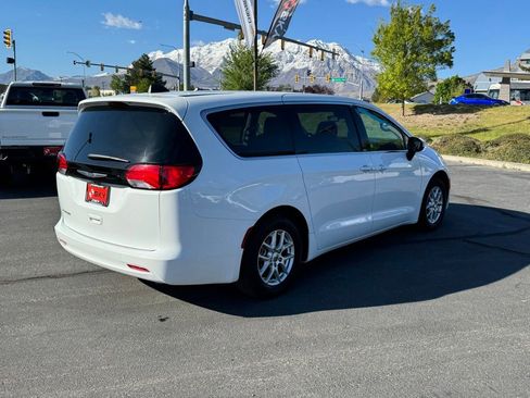 Used 2023 Chrysler Voyager LX FWD image 9