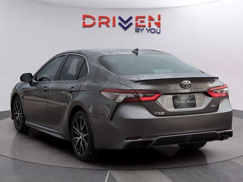 Used 2021 Toyota Camry SE image 3