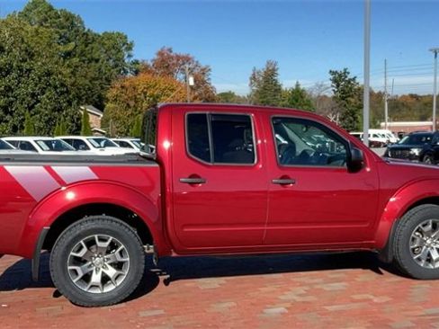 Used 2020 Nissan Frontier SV image 2