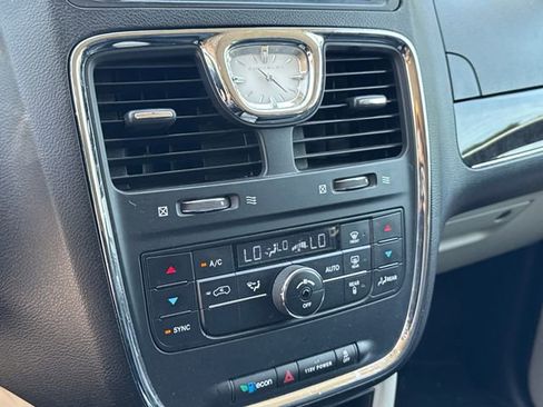 Used 2013 Chrysler Town & Country Touring FWD image 22