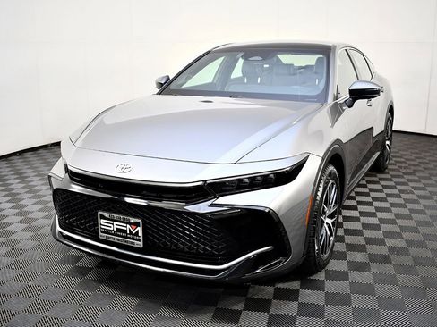 Used 2023 Toyota Crown Platinum image 2