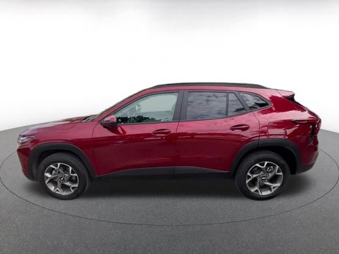 Used 2025 Chevrolet Trax LT w/ LT Convenience Package FWD image 6