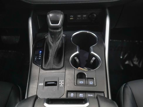 Used 2022 Toyota Highlander XLE AWD/4WD image 17