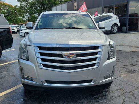 Used 2016 Cadillac Escalade Luxury AWD/4WD image 2