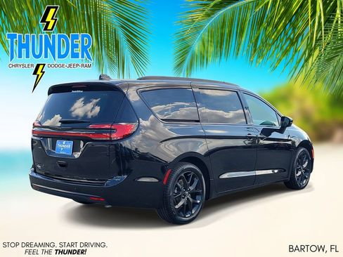 New 2026 Chrysler Pacifica Select w/ S Appearance Package FWD image 4