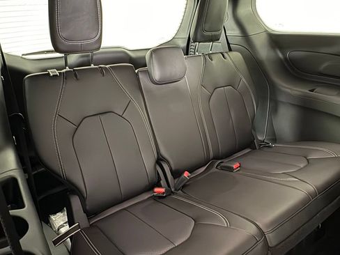 New 2027 Chrysler Pacifica Select FWD image 16