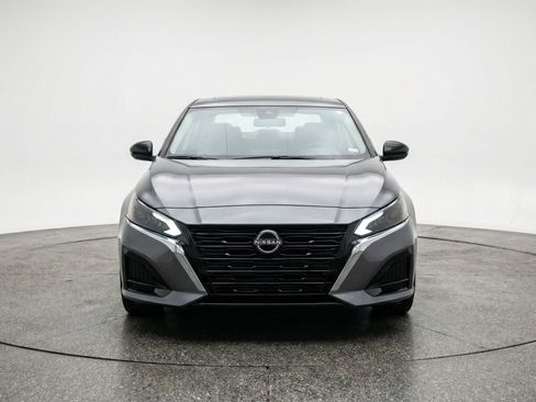 Used 2025 Nissan Altima 2.5 SV FWD image 2