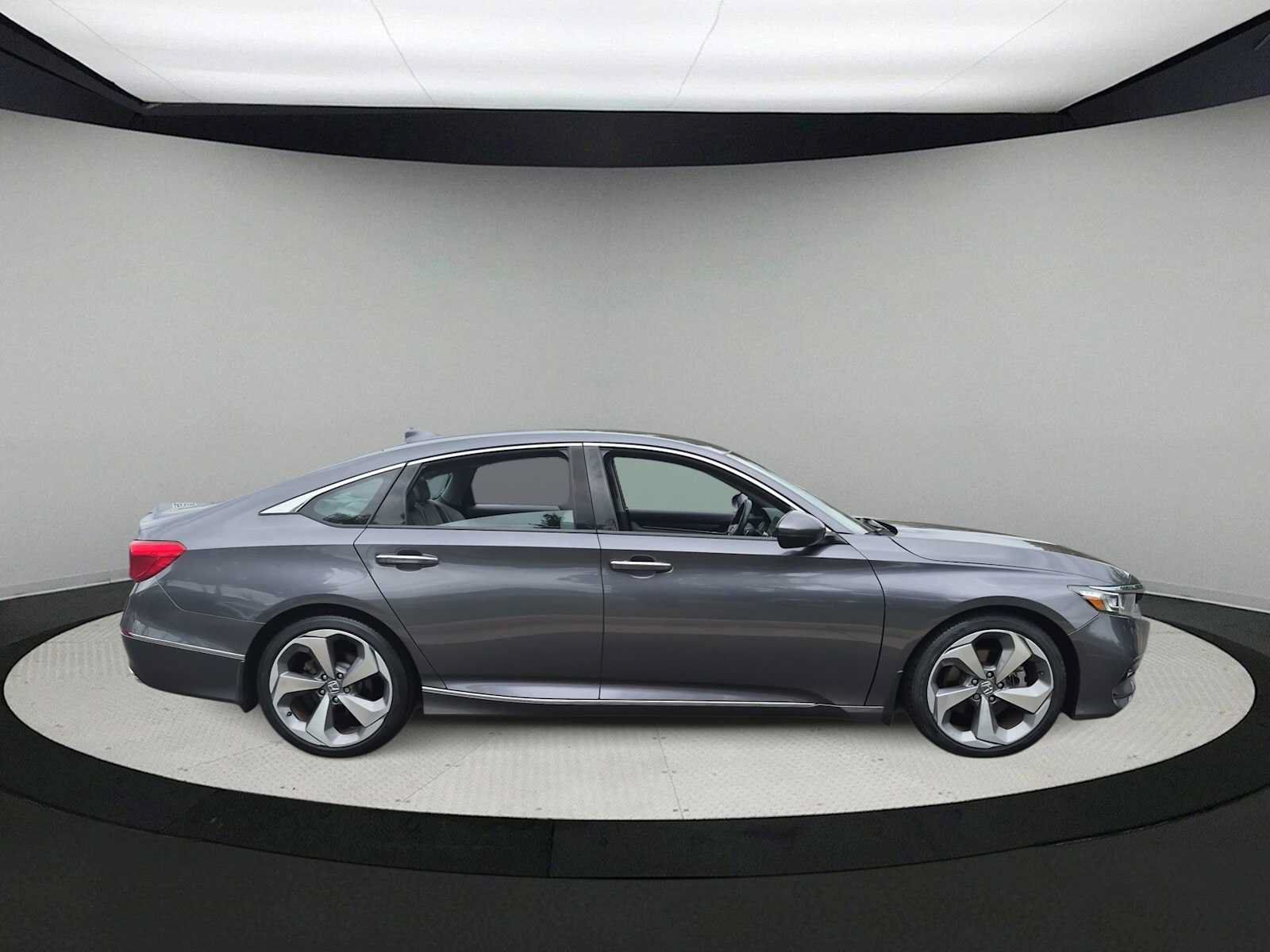 Used 2018 Honda Accord Touring image 9
