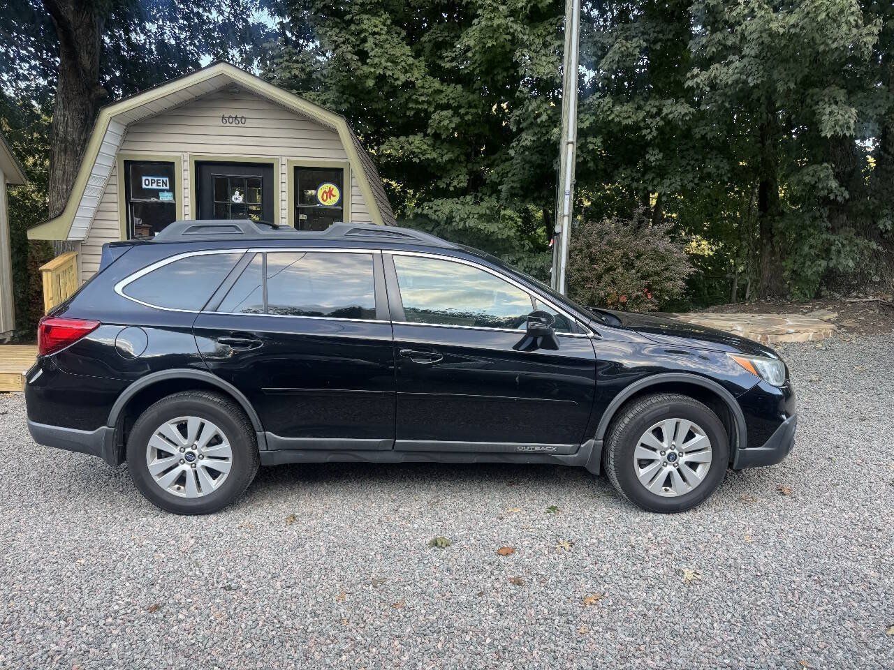 Used 2015 Subaru Outback 2.5i Premium AWD/4WD image 3