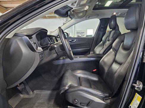 Used 2019 Volvo XC60 T5 Momentum w/ Multimedia Package image 23