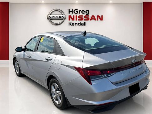 Used 2022 Hyundai Elantra SE FWD image 2