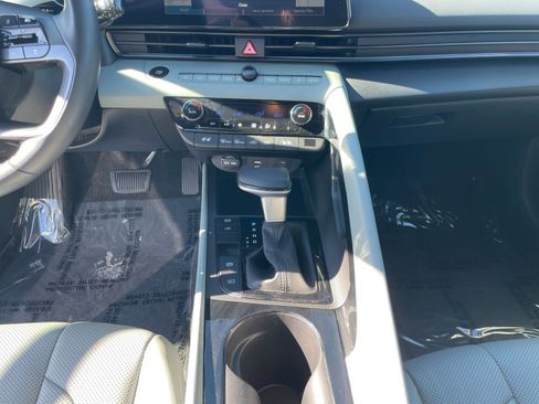 Used 2025 Hyundai Elantra Limited image 41