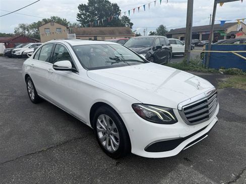 Used 2017 Mercedes-Benz E 300 4MATIC image 4