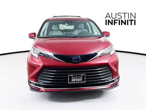 Used 2024 Toyota Sienna Limited image 2