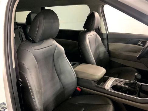 Certified 2026 Kia Carnival FWD image 6