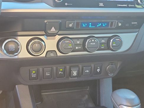 Used 2021 Toyota Tacoma Limited image 29