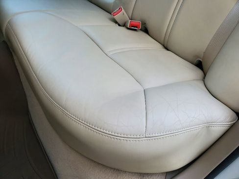 Used 2006 Lincoln Town Car Signature Limited image 25