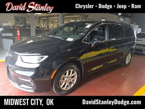 Used 2025 Chrysler Pacifica Select FWD image 1