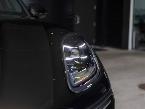 Certified 2025 Porsche Macan image 11